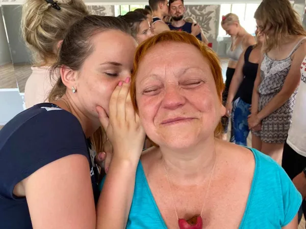 Klaunu spēks. Aizver acis, ej pa cilvēku aleju, katrs tev iečukst spēka vārdus!