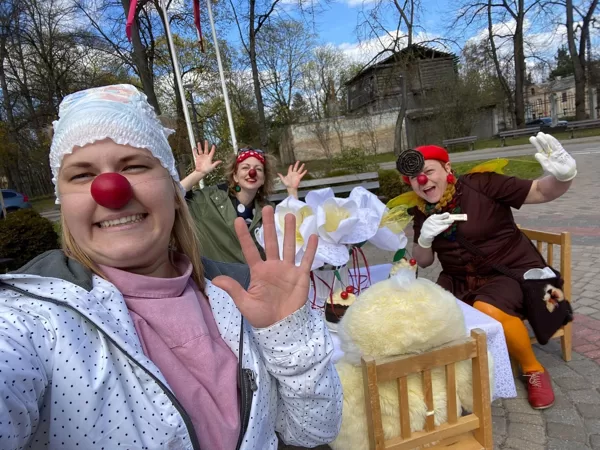 Darbs tikai ārā, slimnīcas teritorijā, iekšā netiekam pandēmijas dēļ.