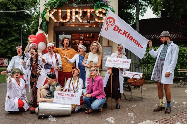 Gājiens noslēdzās pie Kurta kafijas namiņa - atbalstot Kurtu.