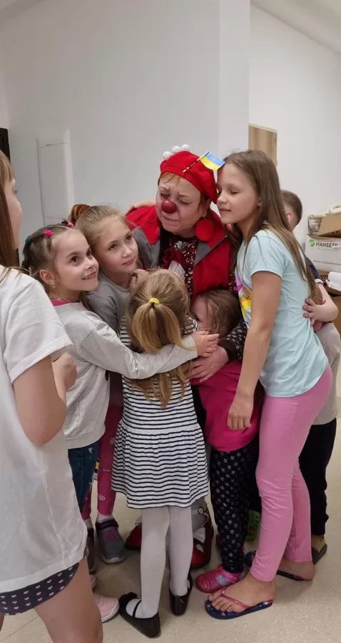 Meitenes grib būt Gugai ļoti tuvu.
