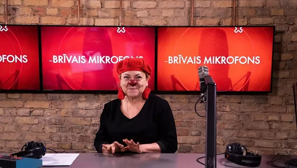 Saruna ar Aidi Tomsonu radio, uzklausu klausītājus, jautātājus. 