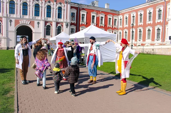 Pie jelgavniekiem, pie putriķiem, pie studentiem. 