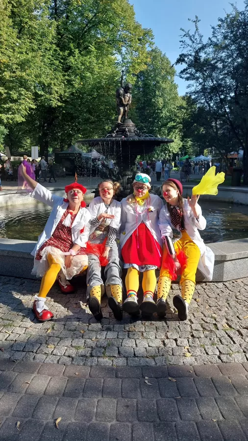 Tēvu dienas svinētājas - daudzstundu maratons klauna tēlā, sviedru jūra