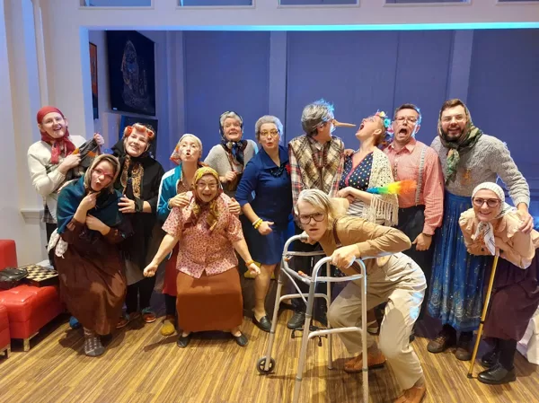 Izlaidumā jaunos klaunus sagaida vecie. Nu ja jau vecie, tad lai iet...