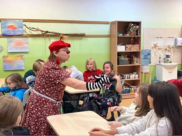 Guga ciemojas Rīgas Valdorfskolas 4.klasē, kur viņu pazīst kā Guntu.