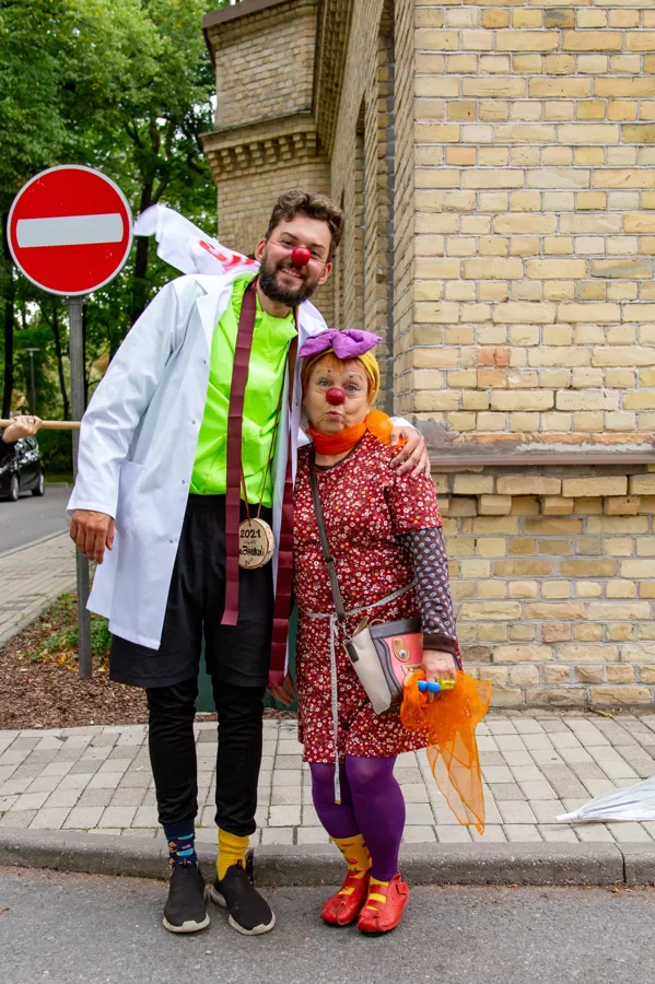 Pavadām Jāni viņa klaunu velomaratonā.