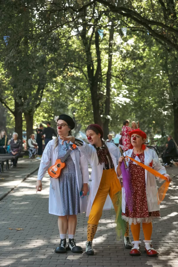 Tēvu diena 2023 Vērmanes dārzā. Klauni gan pārsvarā mātes...