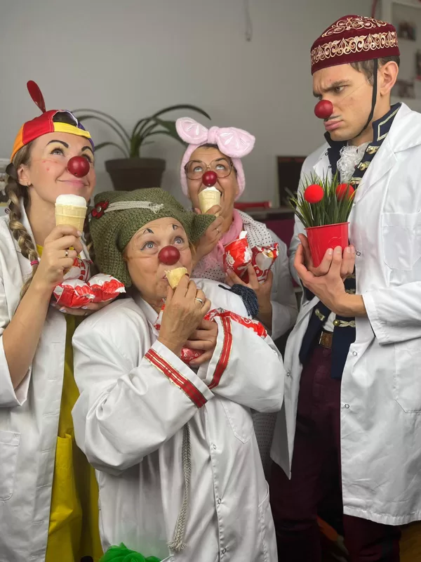 Saldējums Tio atbalsta klaunus. Ēdam un pozējam.