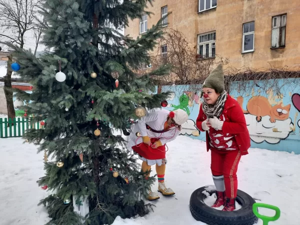 Ziemasvētku laikā mūs ciemos aicina bērnudārzi. 