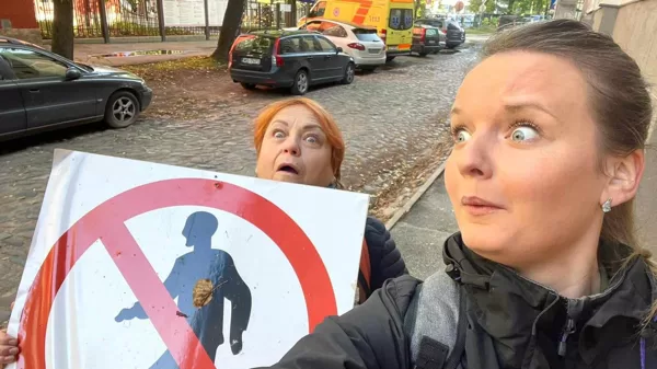 Ar Ivetu gatavojamies klaunu startam pie Fr.Brīvzemnieka skolas 3. klases.