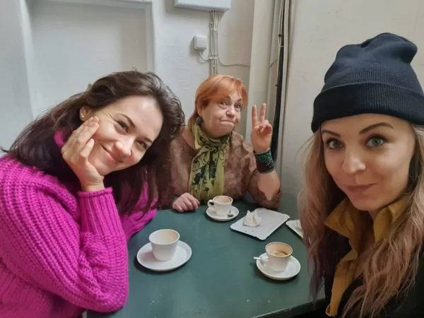 Klaunu satikšanās bez sarkanajiem deguniem. Madara, Gunta, Zane.