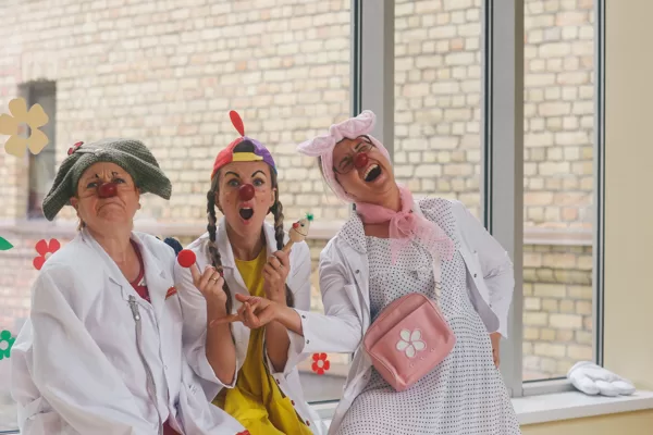 Mēdz būt arī klaunu trio. Gugaleons, Bezē (Zelma) un Bambuk (Sintija). 