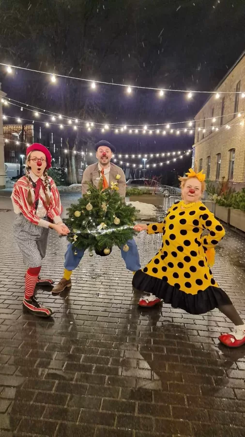Tas nekas, ka ārā decembris un līst - klauni ārā ierauga eglīti un...