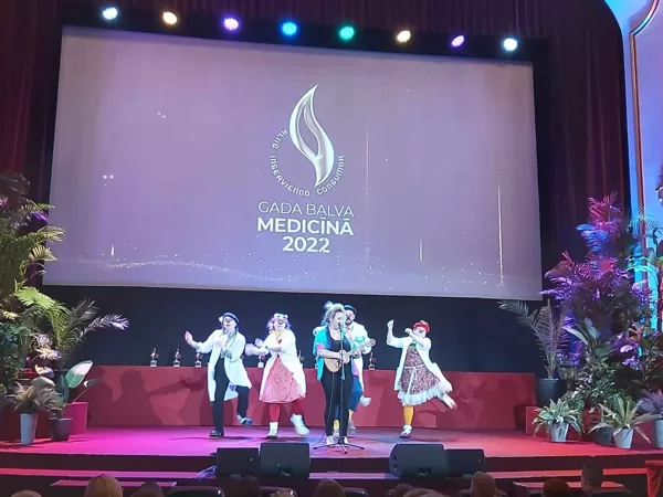 Kuplinām Latvijas mediķu pasākumu. Katrīna dzied, mēs klaunojam. 