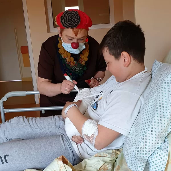 Mammas foto no klaunu darba palātā. Parakstos uz ģipša.