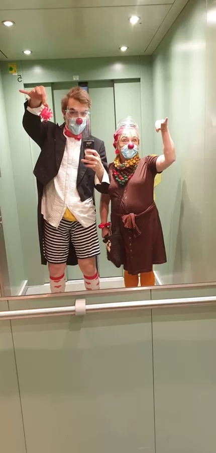 Sveiciens lifta spokam Otto no Dr.Pjēra (Saša) un Gugas.